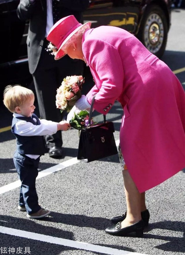 极其低调的Launer英国女王最爱用包