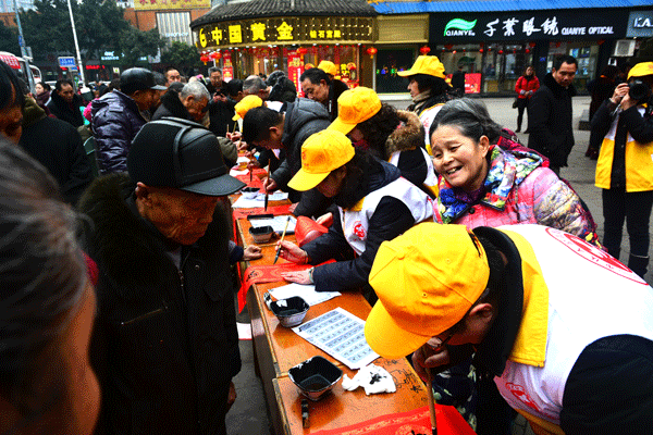 2018年龙水镇送春联活动图片9