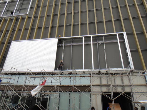 南宁华南城一号交易广场三面翻广告牌制作安装