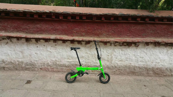 背着背包，背包里只有几件换洗衣服和自行车，走累了就骑骑单车，旅行到心灵之旅西藏去感受随心随意随性，随缘