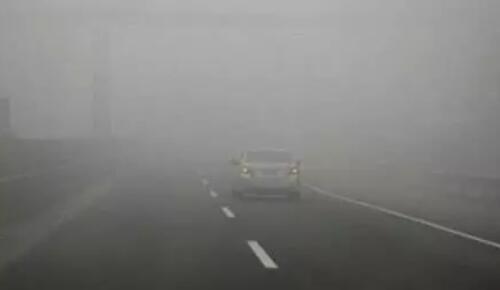 如何在大雾天安全驾驶