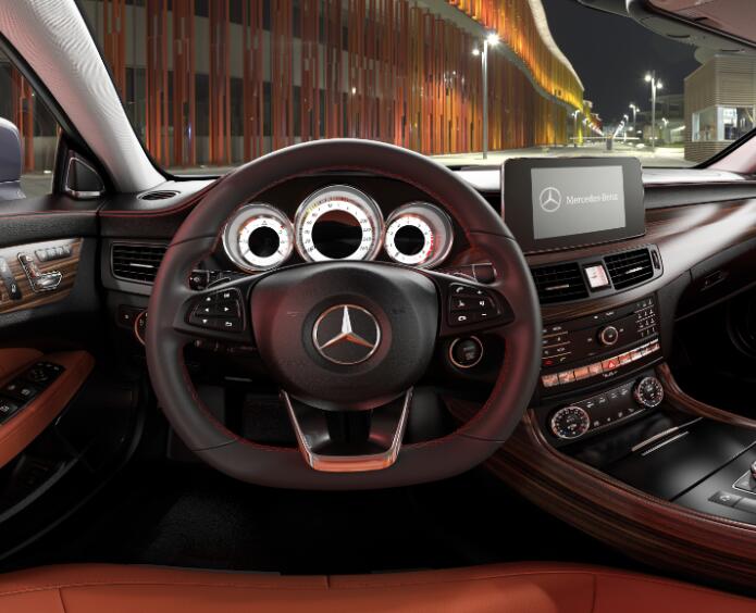 奔驰CLS400驾驶位全景图