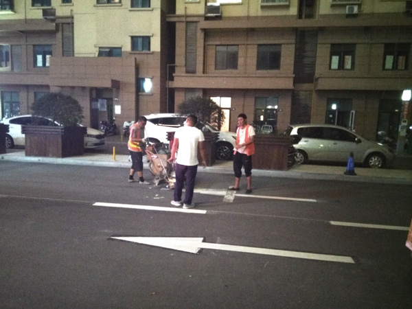 蘇寧廣場(chǎng)非機(jī)動(dòng)車位標(biāo)線施工