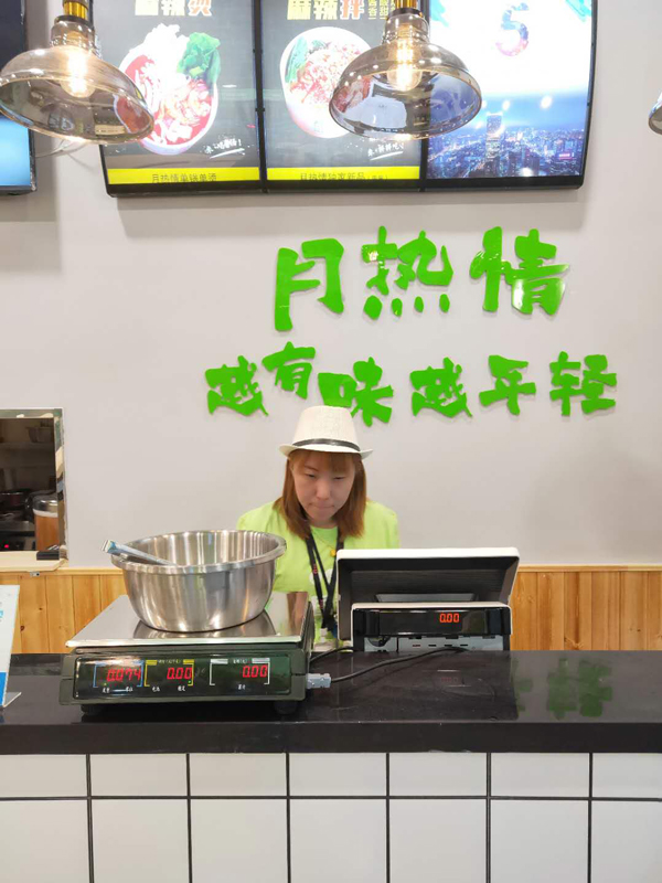 和邓伦的餐厅“火社”做邻居