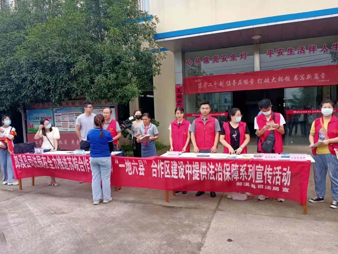 20211227102045_92676.jpg 周婷律师参加法治保障宣传活动 (2).jpg