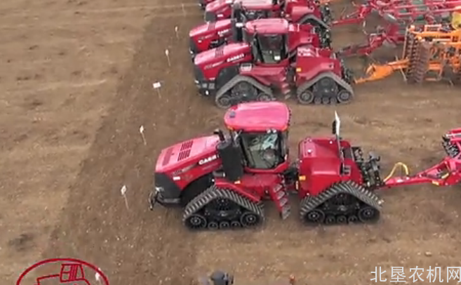 45台375马力以上三角橡胶履带拖拉机同时作业