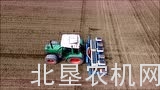 芬特拖拉机配播种机播种玉米