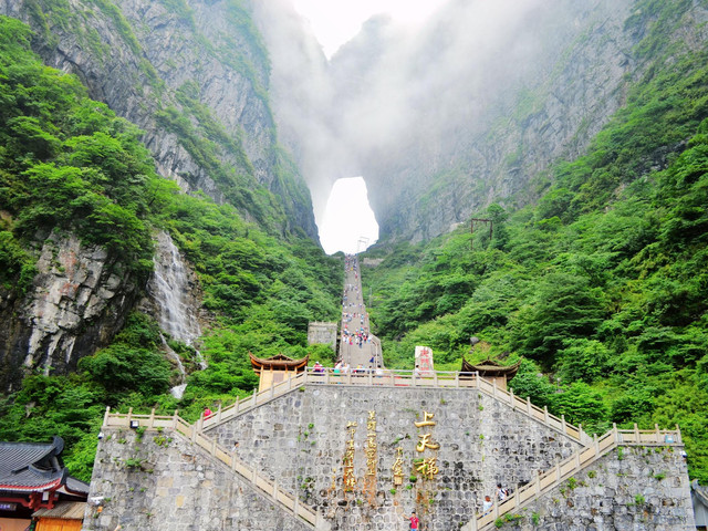 韶山、森林公园、天门山、大峡谷玻璃桥、凤凰古城、芙蓉镇6日之旅