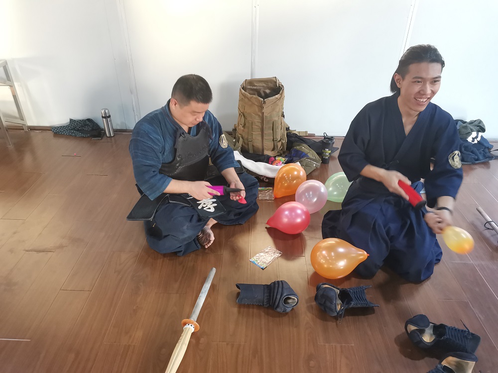 东莞剑道,东莞道场,剑道,东莞道馆 祝贺我馆剑士：钟一藩，郭展宏，艾玉聪剑道一级达成；陈万里，刘泽涛，邓秀芳剑道七级达成！希以上剑士再接再厉，争取更好成绩！  东莞剑道,东莞道场,剑道,东莞道馆  东莞剑道,东莞道场,剑道,东莞道馆  东莞剑道,东莞道场,剑道,东莞道馆