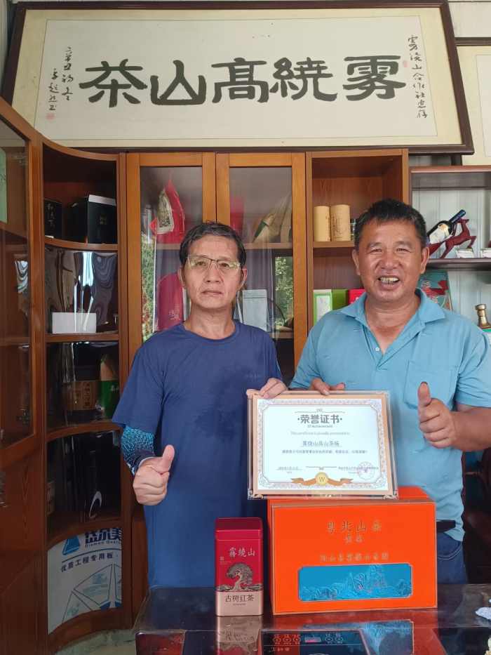 本文作者与茶场老板刘总.jpg