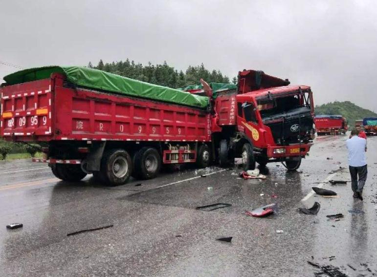 大型货车超载造成交通事故案例